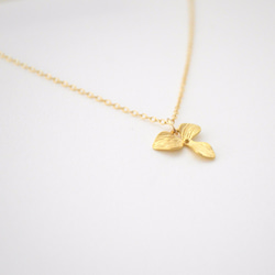 Matt gold flower Necklace 第3張的照片