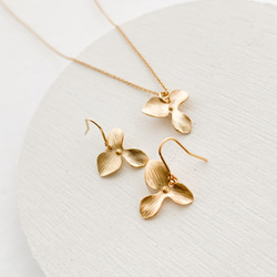 Matt gold flower Necklace 第8張的照片