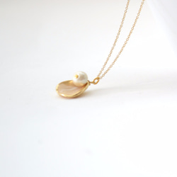 Flower Petal Cotton Pearl Necklace 第3張的照片