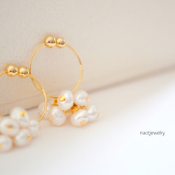 White Pearl Hoop Earring 第2張的照片