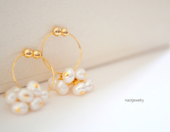 White Pearl Hoop Earring 第2張的照片