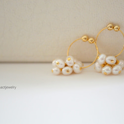 White Pearl Hoop Earring 第4張的照片