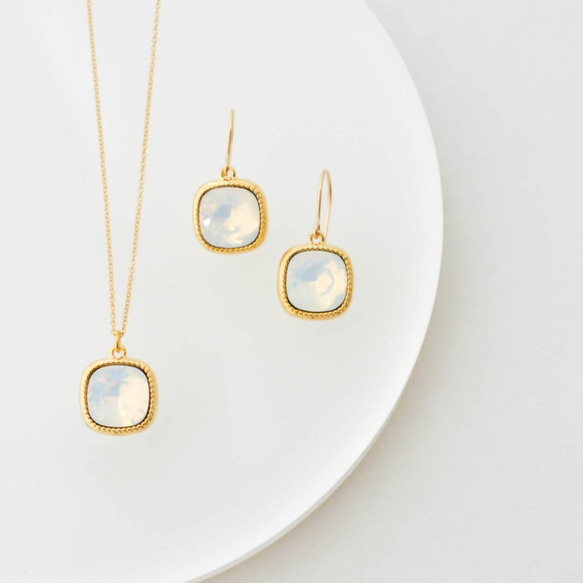 Swarovski(White Opal) Necklace &pierce set 第1張的照片