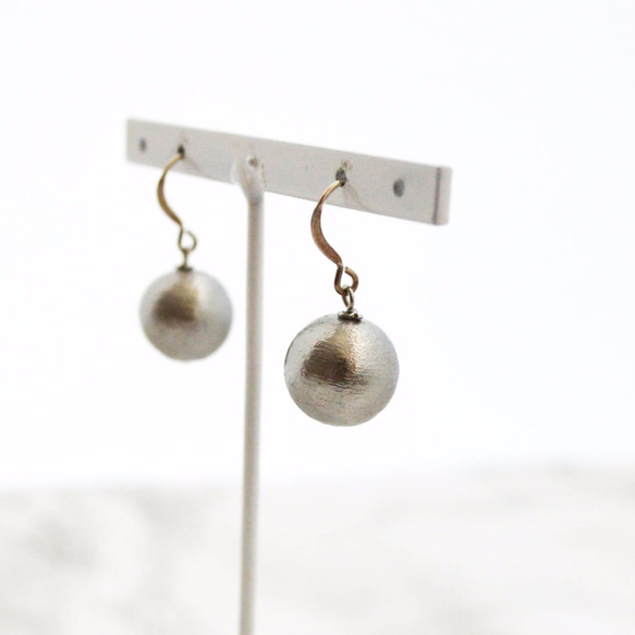 Silver925 Gray Cotton Pearl Pierces/Earrings(1.2cm) 第2張的照片