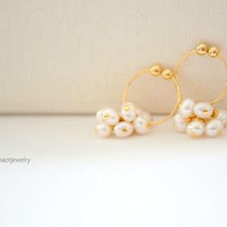 White Pearl Hoop Earring 第2張的照片