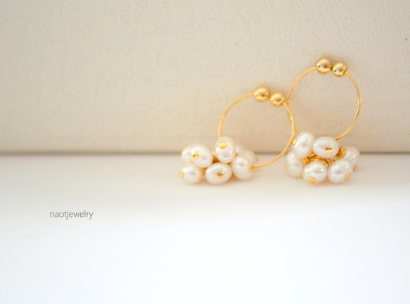 White Pearl Hoop Earring 第2張的照片