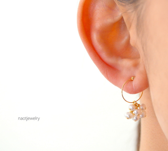 White Pearl Hoop Earring 第3張的照片