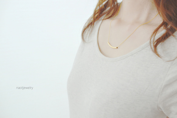 Gold Curved Bar Necklace 第1張的照片