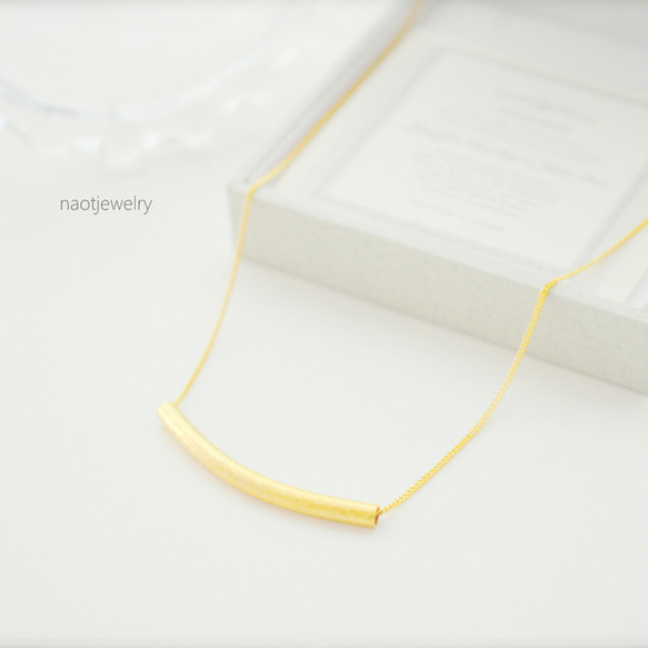 Gold Curved Bar Necklace 第2張的照片