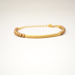 Gold Curved Bar Bracelet 第2張的照片