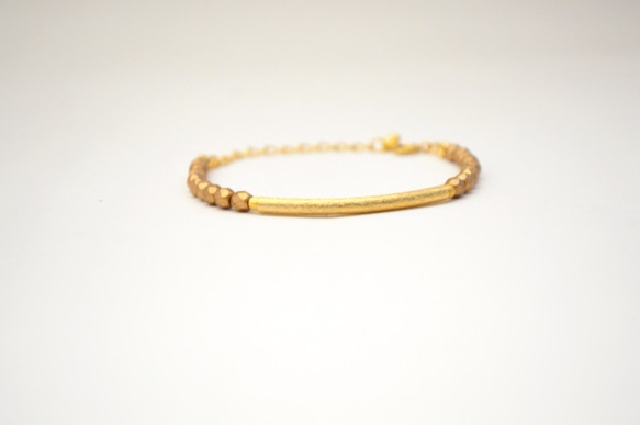 Gold Curved Bar Bracelet 2枚目の画像