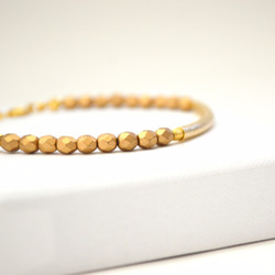 Gold Curved Bar Bracelet 第3張的照片