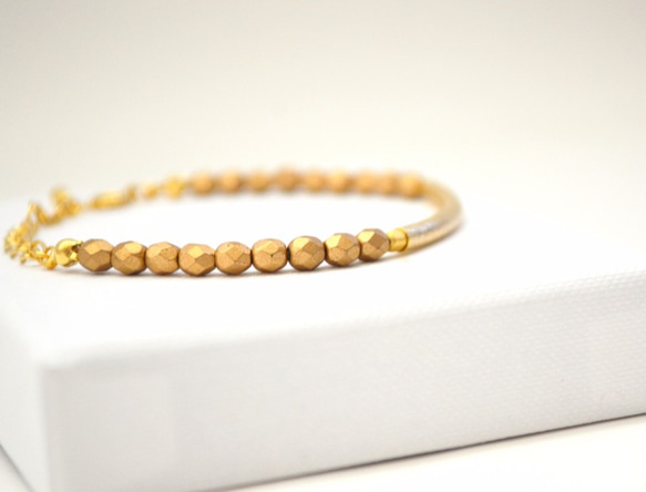 Gold Curved Bar Bracelet 3枚目の画像