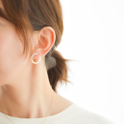 White Acrylic convolve earring 5枚目の画像