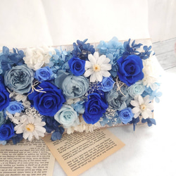 母の日に**香り付き薔薇がギュギュっとつまったブルーのフレームアレンジ　 2枚目の画像