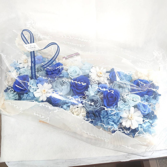 母の日に**香り付き薔薇がギュギュっとつまったブルーのフレームアレンジ　 5枚目の画像