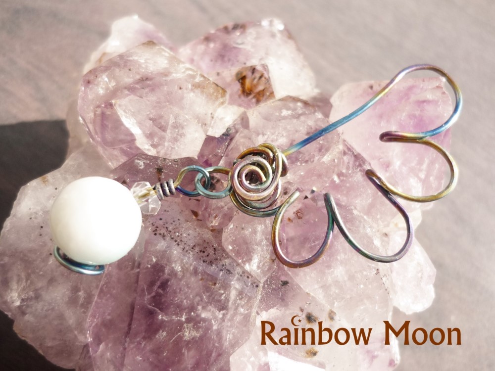 空の珠と虹色の羽根のペンダント