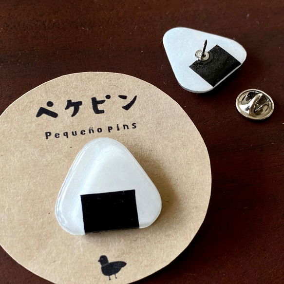 品質検査済 さんかくおにぎりピンバッジ ピンバッチ ペケーニョ 通販 キッズコスチュームアクセサリー