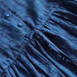 衿ぐり刺繍のシャツワンピース(ウエスト紐、ポケット付き) 8枚目の画像