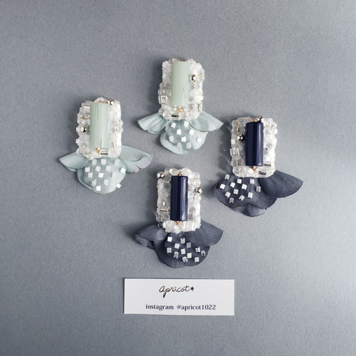 sakiスクエア/大きめ・紺とグレー/高品質ビーズ刺繍、布花ピアス