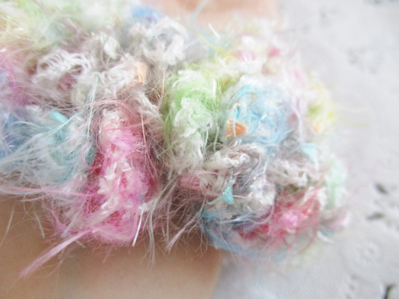シュシュ ★ 雨上がりの虹 ファンシーヤーン 手編み ヘアゴム ヘアアクセサリー 6枚目の画像