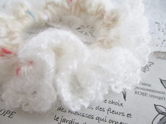 シュシュ ★ 雪の結晶 モヘア 毛糸 手編み 大人 ヘアアクセサリー 2枚目の画像