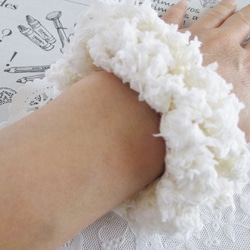シュシュ ★ 白い 綿菓子 ファンシーヤーン 手編み ヘアゴム ヘアアクセサリー 2枚目の画像