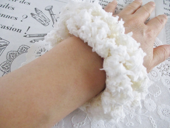 シュシュ ★ 白い 綿菓子 ファンシーヤーン 手編み ヘアゴム ヘアアクセサリー 2枚目の画像