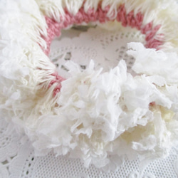 シュシュ ★ 白い 綿菓子 ファンシーヤーン 手編み ヘアゴム ヘアアクセサリー 5枚目の画像