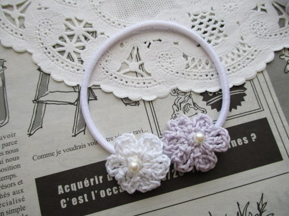 ★ヘアゴム★　かぎ針編みの紫と白の小さい花のヘアゴム 2枚目の画像