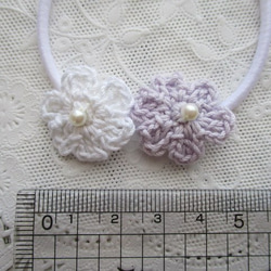 ★ヘアゴム★　かぎ針編みの紫と白の小さい花のヘアゴム 3枚目の画像