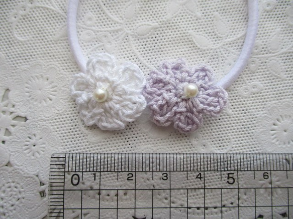 ★ヘアゴム★　かぎ針編みの紫と白の小さい花のヘアゴム 3枚目の画像
