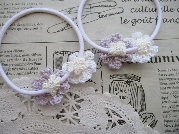 ★ヘアゴム★　かぎ針編みの紫と白の小さい花のヘアゴム 4枚目の画像