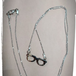 可愛いミニチア眼鏡フレームのペンダントヘッド・ロングネックレス 2枚目の画像