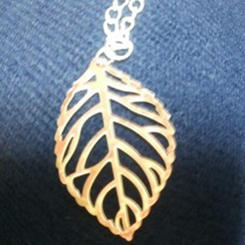 SPECIAL PRICE♡透かしリーフモチーフ・チェーンネックレス ネイビー