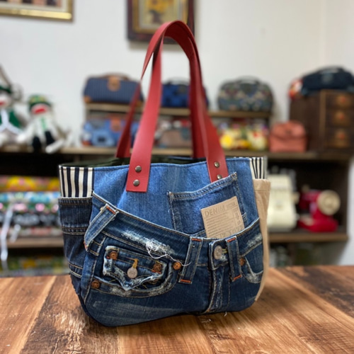 デニムと革の トートバッグ デニムと革のトートバッグ：デニムリメイク×本革持ち手赤 トート