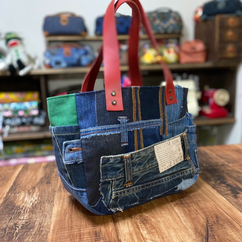 デニムと革のトートバッグ：デニムリメイク×本革持ち手レッド