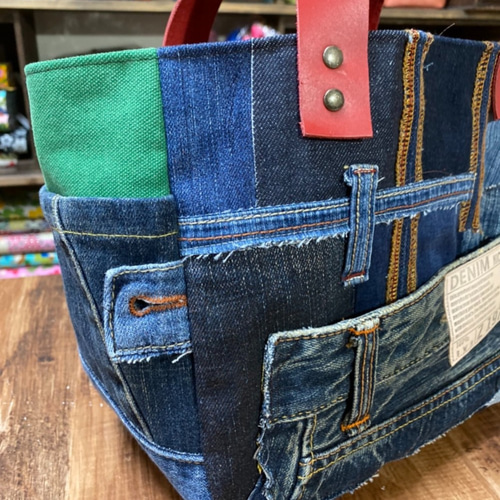 デニムと革のトートバッグ：デニムリメイク×本革持ち手レッド