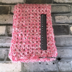 手編みのマフラー(かぎ針編み メランジモヘア レッド × オフホワイト) 4枚目の画像