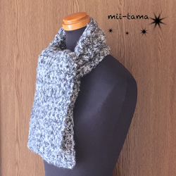 手編みのマフラー(かぎ針編み メランジモヘア グレー × オフホワイト) 2枚目の画像
