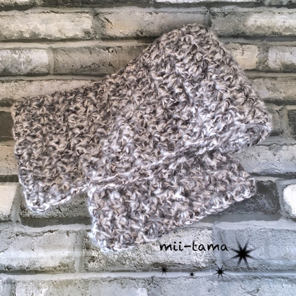 手編みのマフラー(かぎ針編み メランジモヘア グレー × オフホワイト) 3枚目の画像