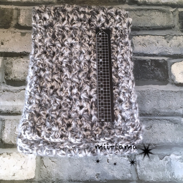 手編みのマフラー(かぎ針編み メランジモヘア グレー × オフホワイト) 4枚目の画像