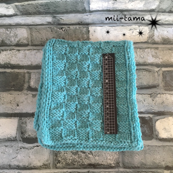 棒針編みの長めマフラー(市松模様 ターコイズブルー ユニセックス) 4枚目の画像