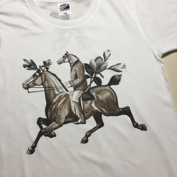 『馬が馬に乗る』　ユニセックス Tシャツ 1枚目の画像
