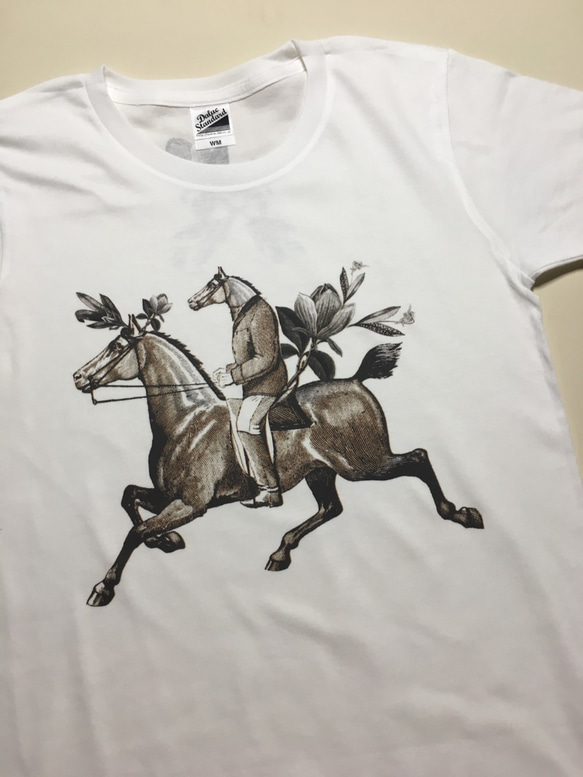 『馬が馬に乗る』　ユニセックス Tシャツ 1枚目の画像