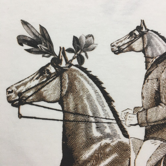 『馬が馬に乗る』　ユニセックス Tシャツ 3枚目の画像