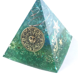 ピラミッド型オルゴナイト☆天の十二宮グリーン 1枚目の画像