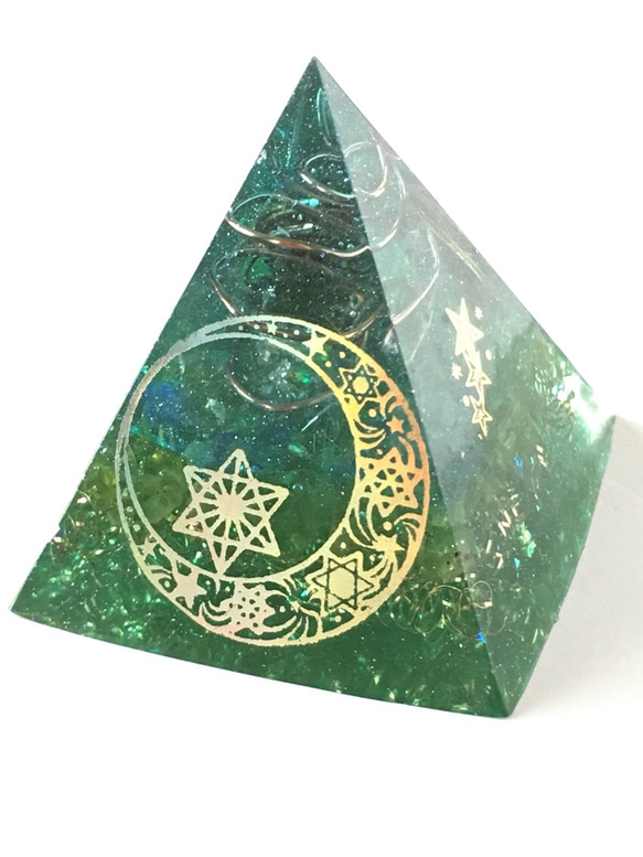 ピラミッド型オルゴナイト☆天の十二宮グリーン 2枚目の画像