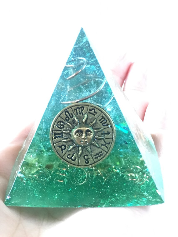 ピラミッド型オルゴナイト☆天の十二宮グリーン 3枚目の画像