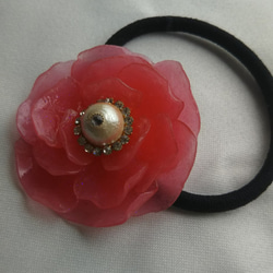 樹脂粘土❇️お花のヘアゴム(レッド ラメ) コットンパール バラ 1枚目の画像